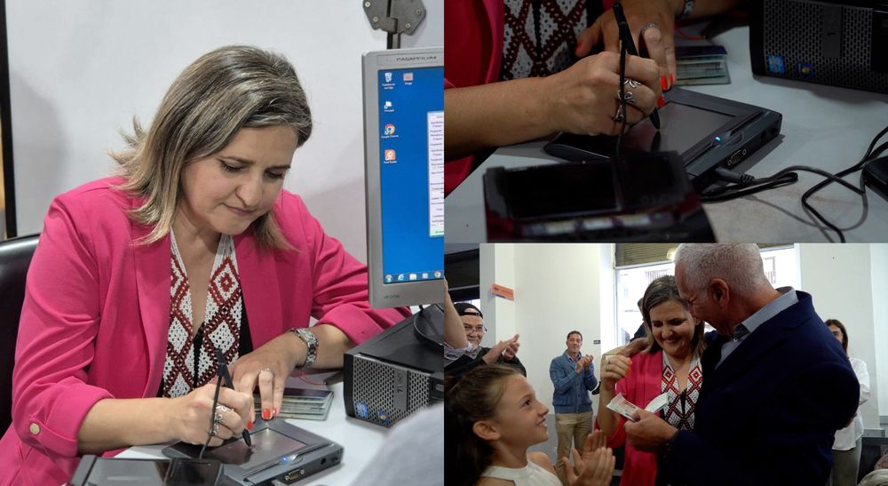 Gulnor Saratbekova recibiendo su pasaporte del MI
