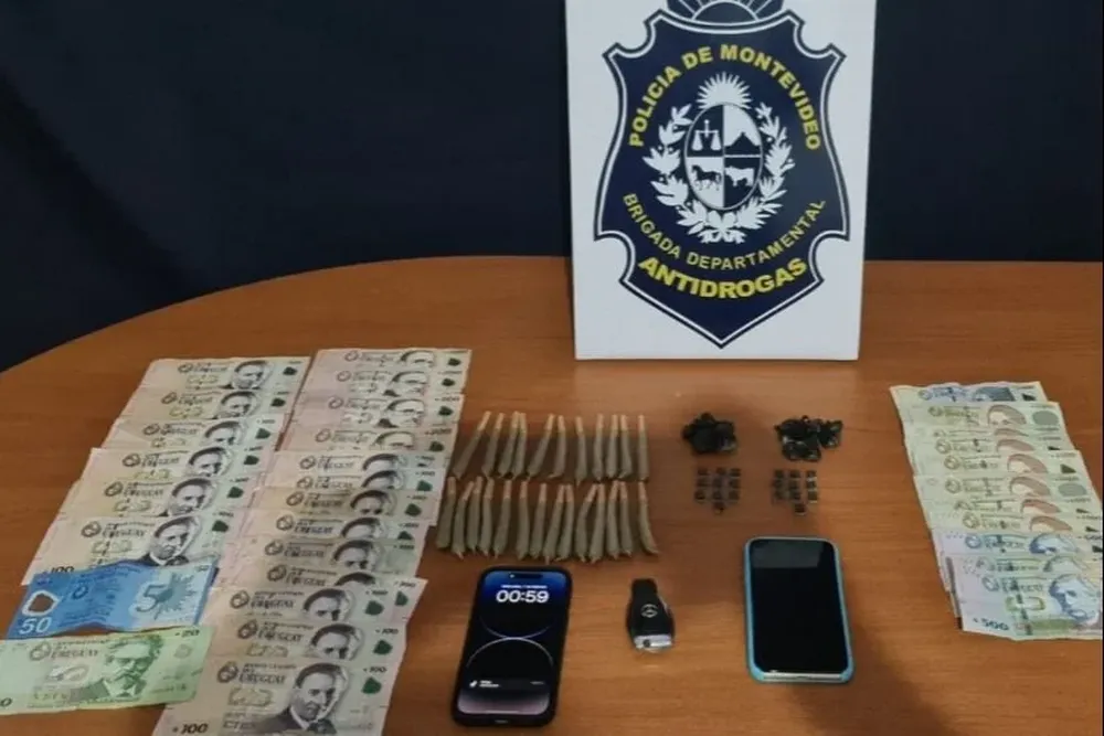 Drogas y dinero incautado a los pasajeros de la camioneta Mercedes detenida en Casavalle