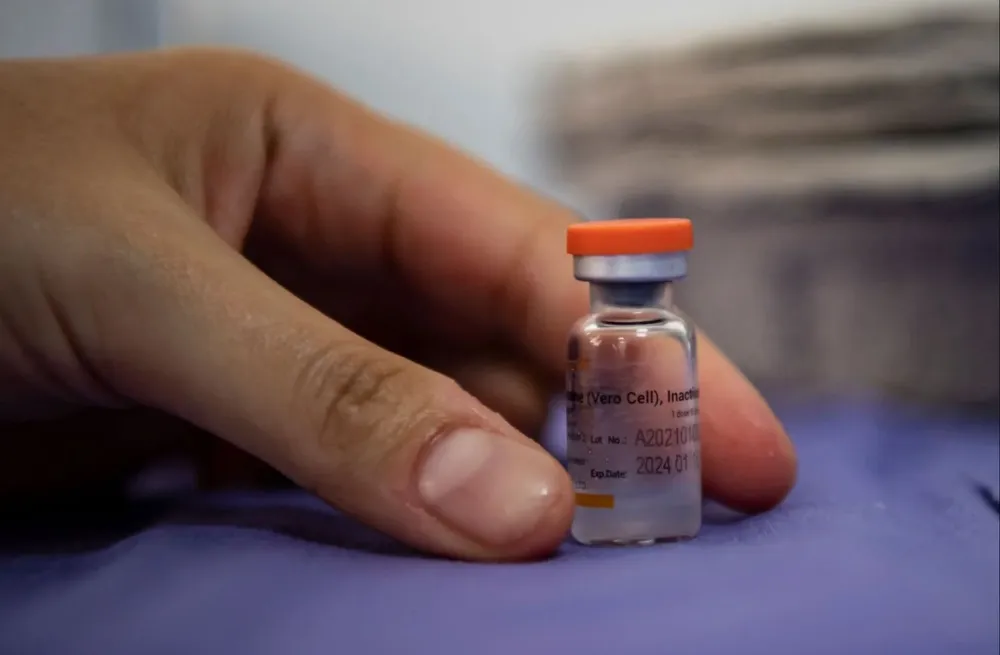 La Coronavac sigue protegiendo ante la mutación del virus surgida en India, confirmó su vocero