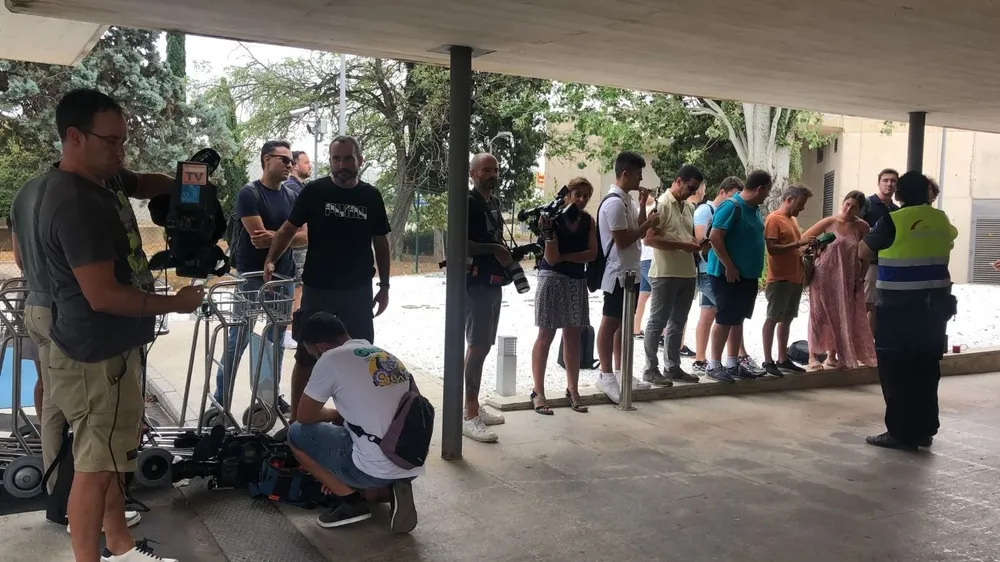 Periodistas esperando a Cavani