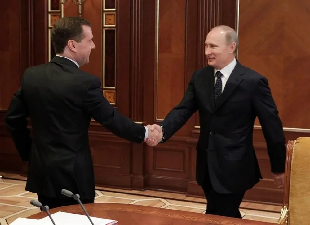El presidente ruso Dmitri Medvedev junto a Vladimir Putin
