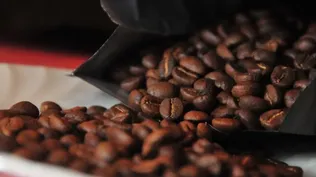El café arábico tostado sin azúcar es más claro que el glaseado