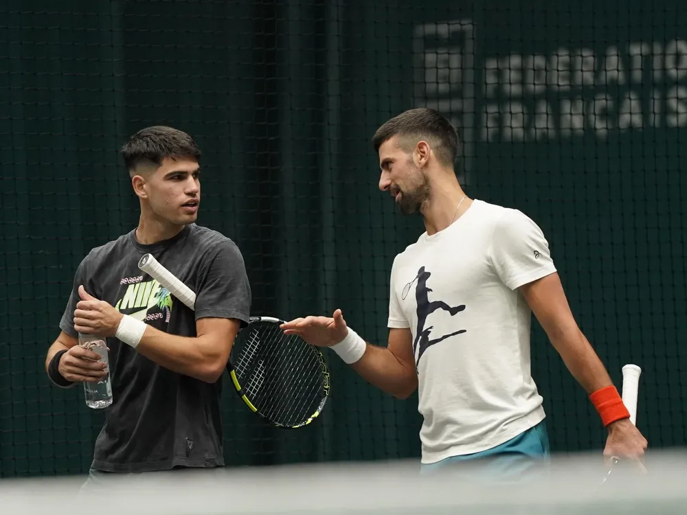 Alcaraz y Djokovic entrenan juntos. (Archivo)