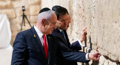 El secretario de Estado de EEUU, Marco Rubio, visita el Muro de los Lamentos junto al primer ministro de Israel, Benjamín Netanyahu.&nbsp;