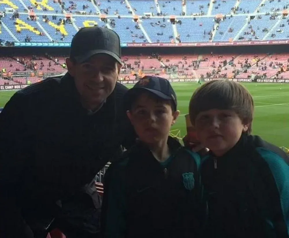 Steven Gerrard y sus dos sobrinos con camperas de Barsa en el Camp Nou