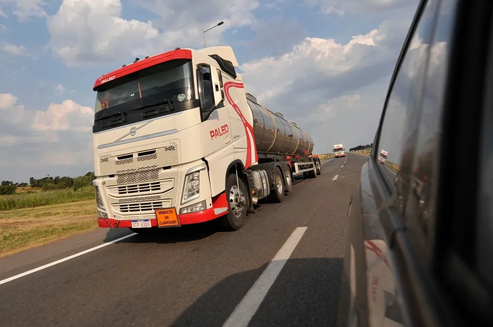 Camión de carga en la ruta