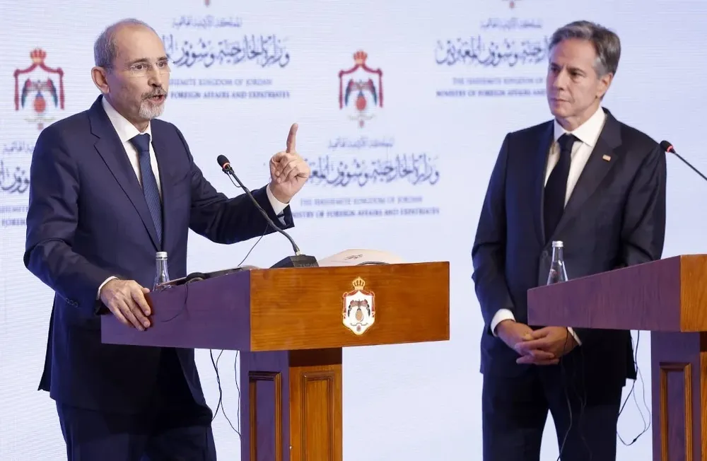 El viceprimer ministro jordano Ayman Safadi y el secretario de Estado Antony Blinken en la conferencia de prensa posterior a la reunión en Ammán, Jordania