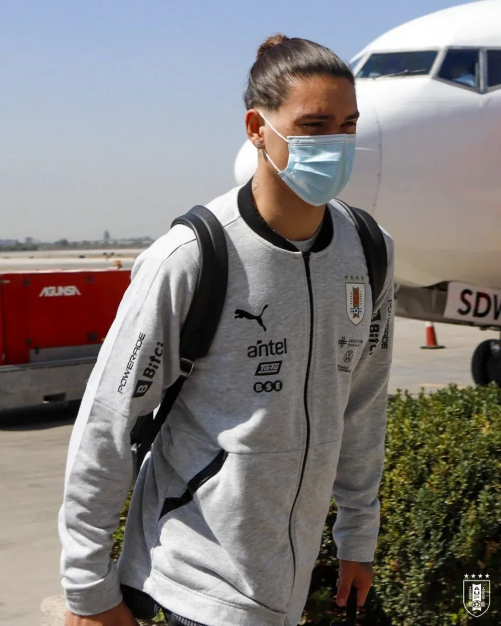 Darwin Núñez en el arribo al aeropuerto