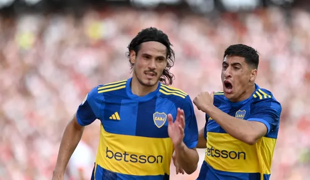 Edinson Cavani celebra su gol de Boca Juniors ante River Plate y atrás viene Miguel Merentiel