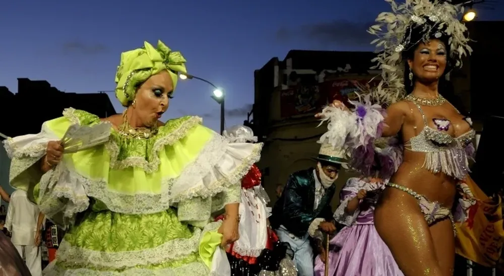 En dos noches desfilarán 40 comparsas