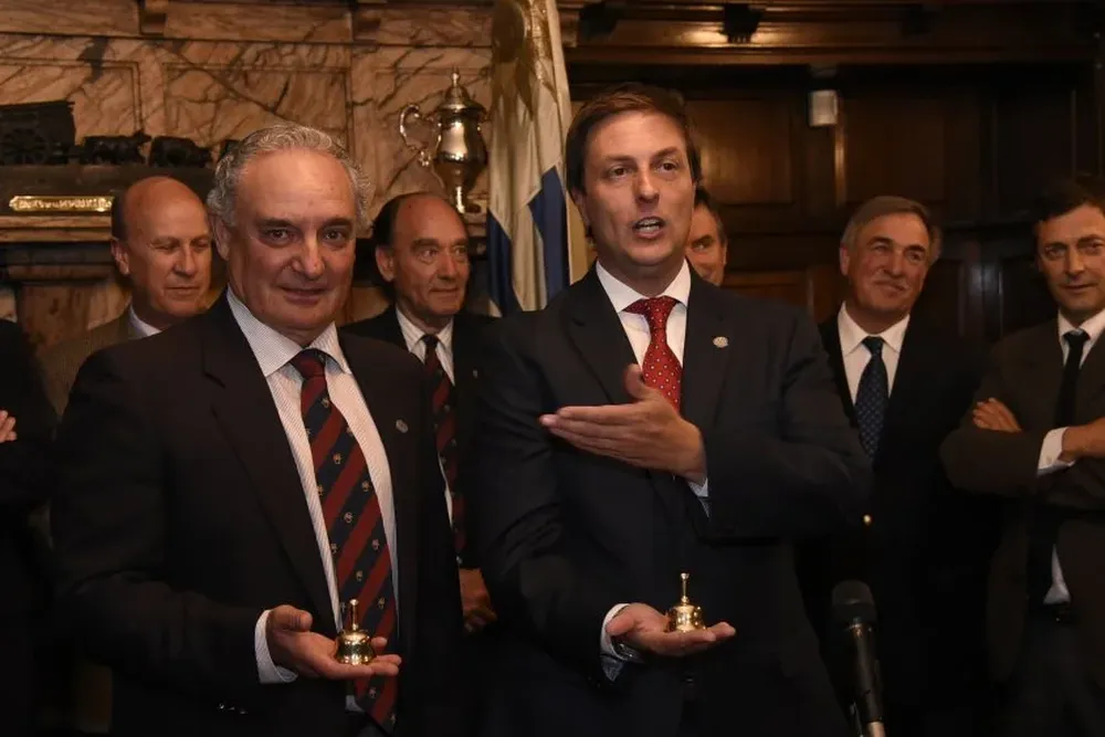 Reilly le pasó la campanilla a Zerbino, y se llevó una de recuerdo