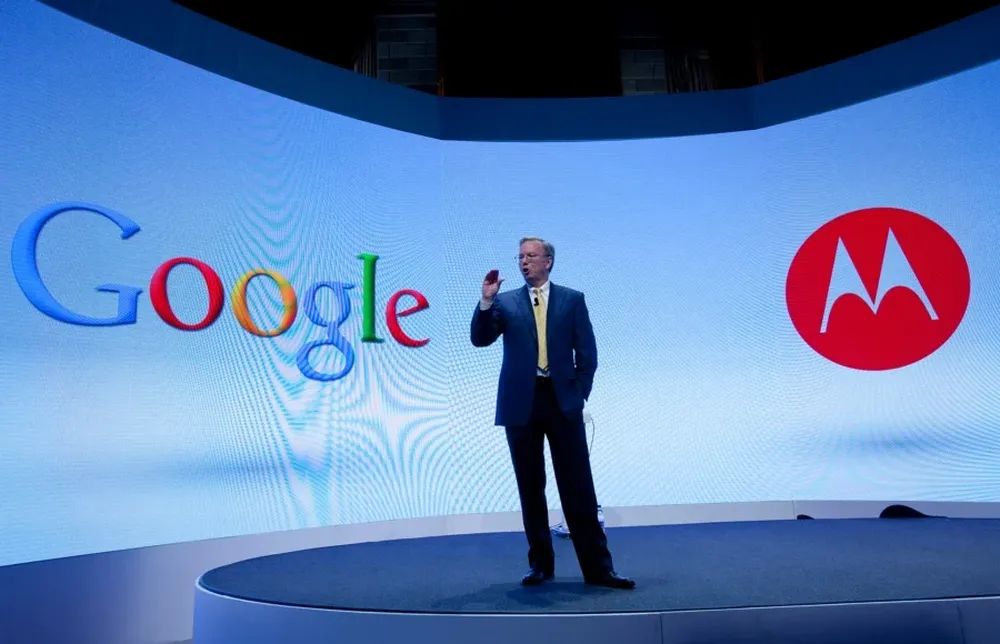 Eric Schmidt, presidente ejecutivo del directorio de Google, durante una presentación de Motorola