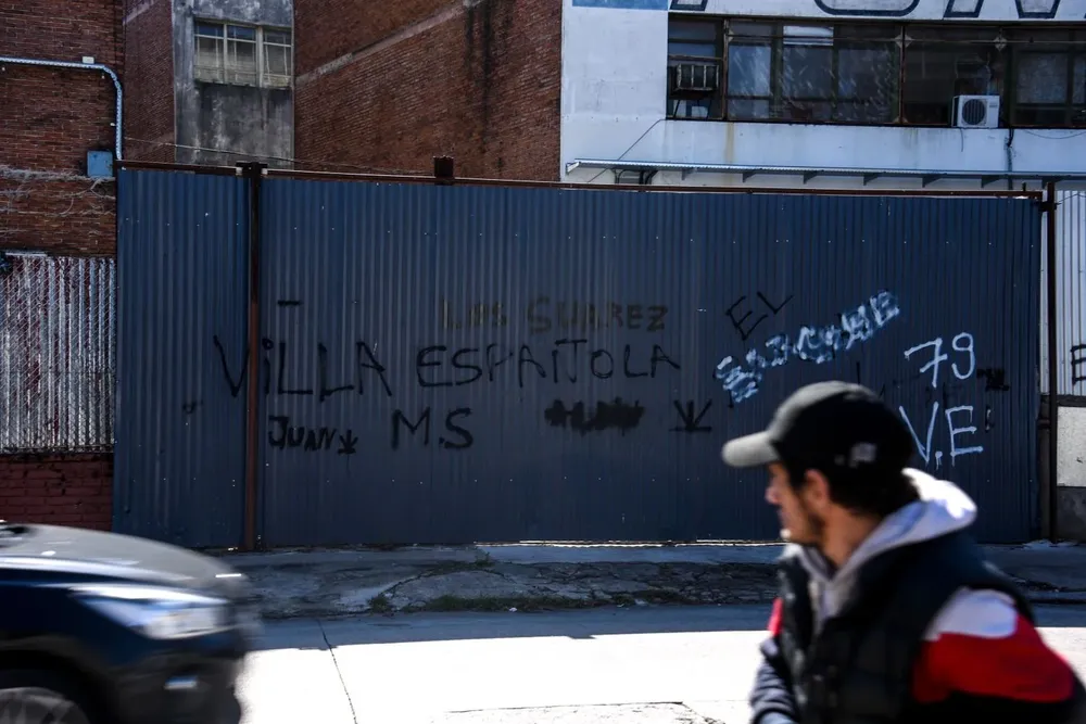 Cartel de Los Suárez en Villa Española