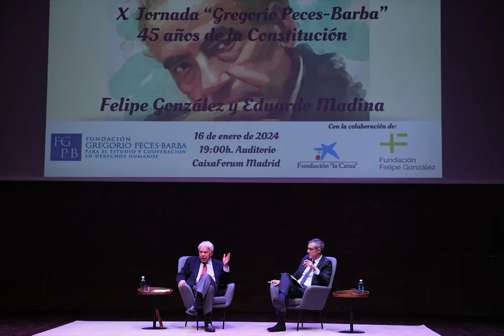 El expresidente del Gobierno Felipe González (i) y el exdiputado del PSOE Eduardo Madina (d), durante la X Jornada Gregorio Peces-Barba con motivo del 45 aniversario de la Constitución.