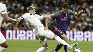 Federico Valverde disputa el balón ante el delantero del Espanyol, Pere Milla