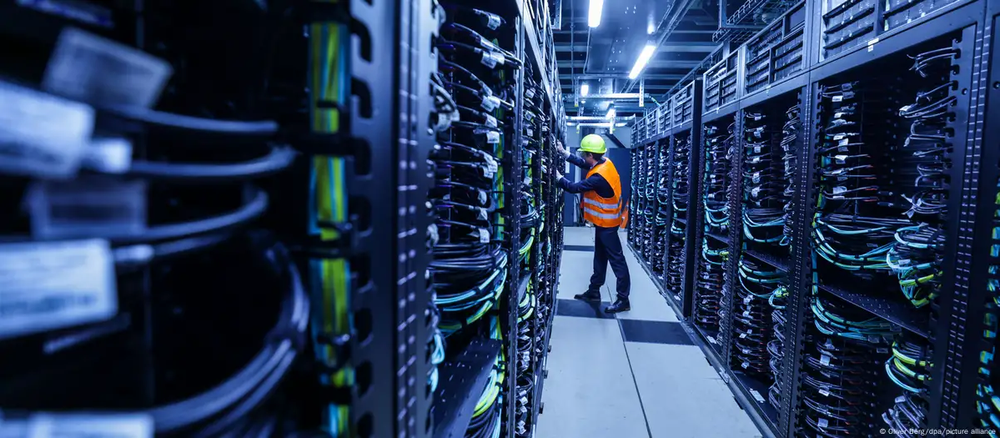 Un técnico revisa módulos de la supercomputadora Júpiter.&nbsp;