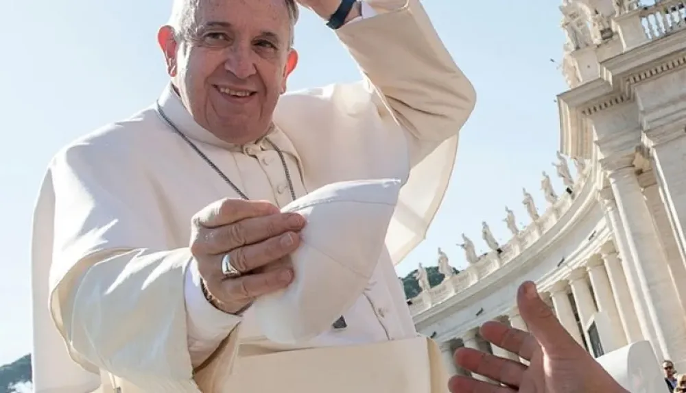 Plaza San Pedro, Vaticano. El Papa Francisco cambia el solideo en la audiencia general semanal.