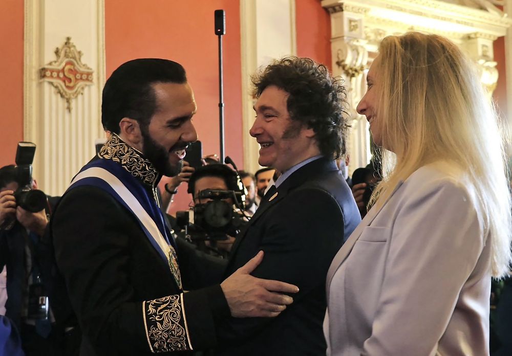 Javier Milei y su hermana Karina participaron de la ceremonia de asunción de Bukele en el Palacio Nacional de El Salvador. (AFP). Javier Milei y su hermana Karina participaron de la ceremonia de asunción de Bukele en el Palacio Nacional de El Salvador. (AFP).