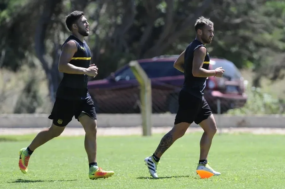 Lucas Cavallini y Junior Arias en Los Aromos