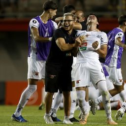 Jugadores de Boston River celebran al final de un partido de la segunda ronda de la Copa Libertadores ante Ñublense