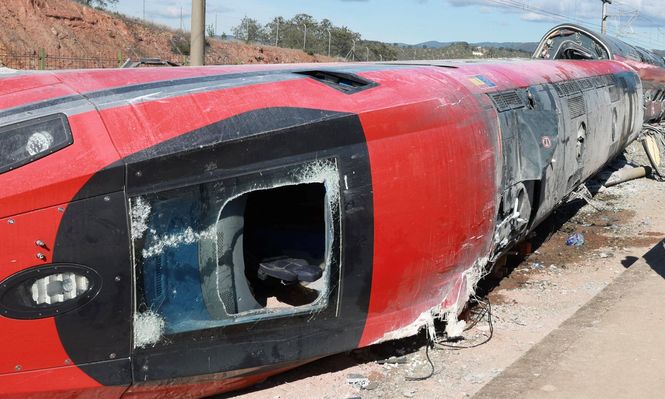 Parte trasera del tren Iryo que descarriló y recibió el impacto de un Alvia en sentido contrario a más de 200 km/h.