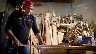 Alfonso Pintos en su carpintería