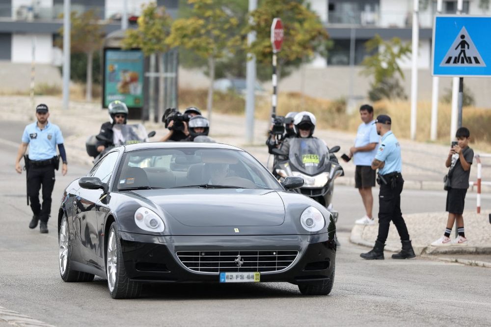 José Mourinho en su Ferrari para la reunión con Benfica José Mourinho en su Ferrari para la reunión con Benfica
