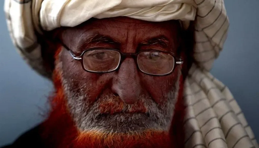 Un líder tribal afgano escucha un discurso del jefe ejecutivo del gobierno, en Paktika