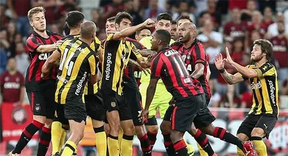 Gastón Rodríguez con el puño cerrado se defiende, Nandez llega a separar (Diario Bem Paraná)