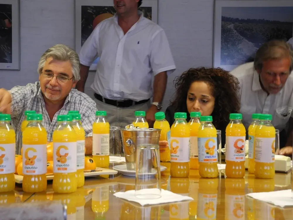 Aguerre junto a la embajadora de EEUU en una visita a Citrícola Salteña en 2012