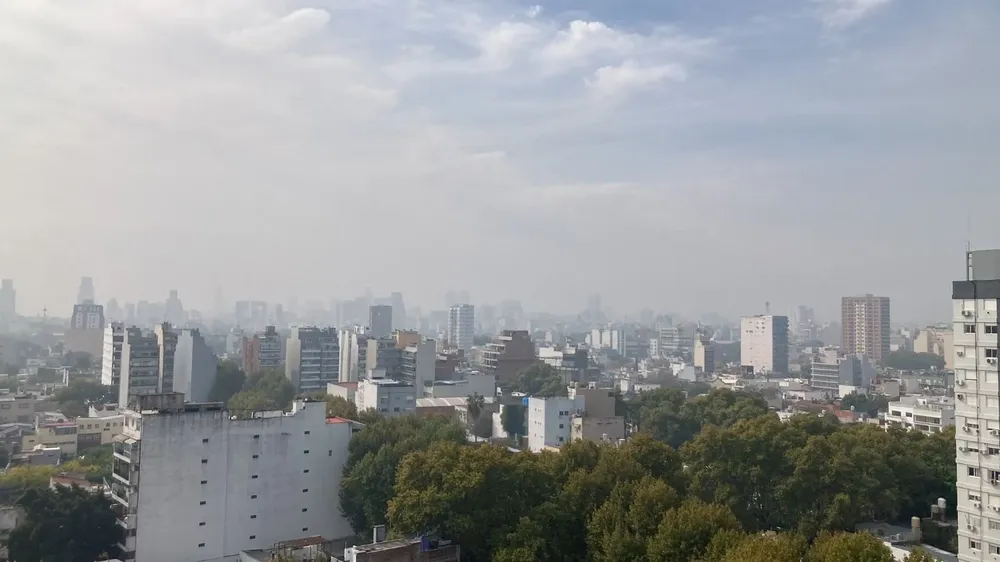 Imagen de Buenos Aires este domingo, afectado por el incendio que se desarrolla en San José