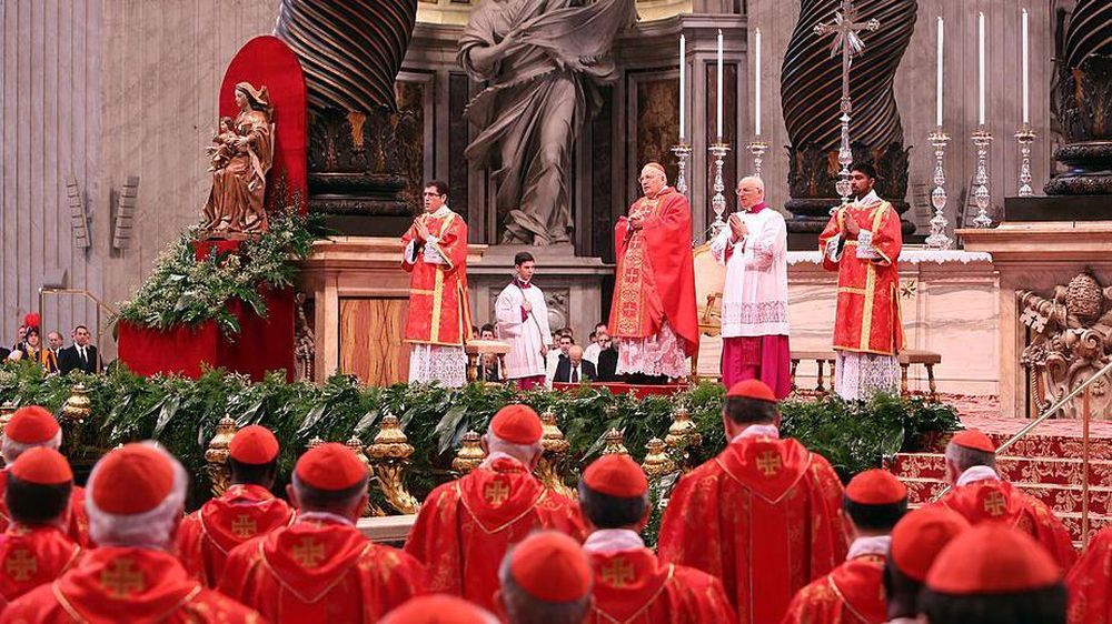 El autor de la novela que inspira la película dice que se le ocurrió la idea cuando vio en las noticias el cónclave que eligió al Papa Francisco.