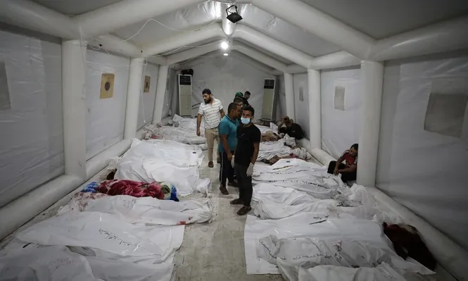 Cuerpos de las víctimas del hospital de Al Ahli Harab a punto de ser trasladados al hospital al-Shifa.