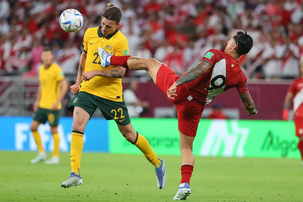 Jackson Irvine y Gianluca Lapadula
