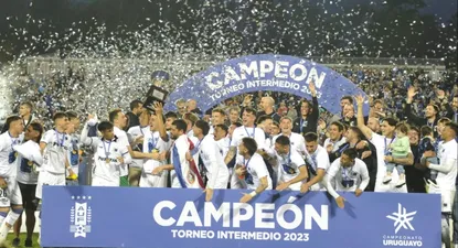 Liverpool festeja el título del Torneo Intermedio tras vencer a Defensor Sporting en la final
