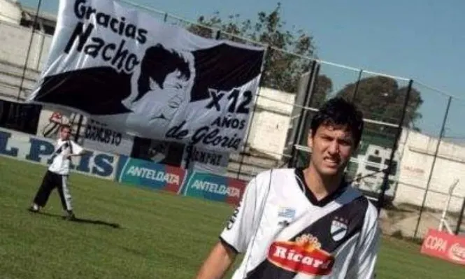 Nacho y la bandera de la polémica / Foto: Danubio.org.uy