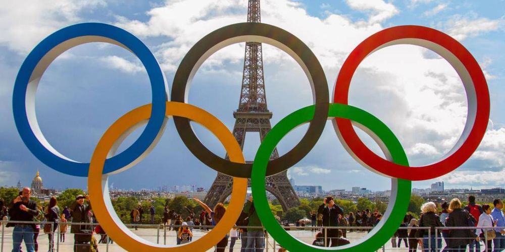 La torre Eiffel con los anillos de los Juegos Olímpicos
