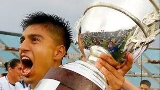 Mathías Laborda con la copa de campeón uruguayo con Nacional en 2022