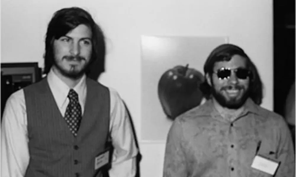 El documento de fundación de Apple Computer Co. Las tres páginas que sentaron la piedra fundacional de la compañía fue rematado en diciembre por la casa de subastas Sotheby a US$ 1,6 millones. Esta cifra equivale al precio de 8 mil iPhones. El documento tiene la firma de los tres cofundadores de Apple, Steve Jobs, Steve Wozniak y Ron Wayne, y data del 1 de abril de 1976. Si bien la oferta comenzó en US$ 70 mil, se estimó que alcanzaría los US$ 150 mil. Sin embargo, las previsiones no se cumplieron: el documento fue vendido a 10 veces el valor estimado. El comprador fue el magnate de medios y entretenimiento Eduardo Cisneros.