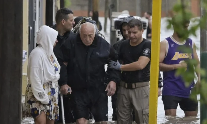 Alonso destacó que este lunes arribarán 200 bomberos voluntarios a Bahía Blanca para iniciar la segunda fase de las labores
