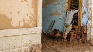 Un hombre limpia los estragos ocasionados por la DANA.