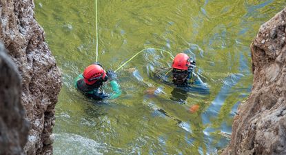 Dos guardias civiles del Grupo de Actividades Subacuáticas trabajan en la búsqueda de desaparecidos. EUROPA PRESS