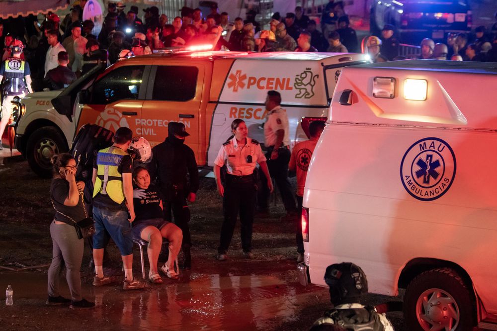 Ambulancias trabajan en el lugar del accidente