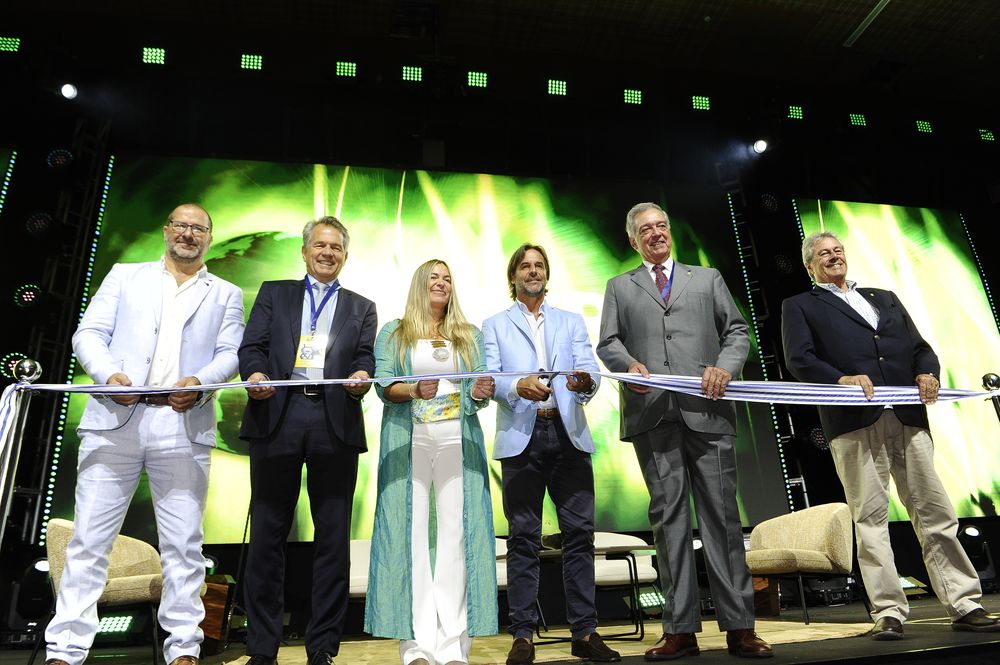 Agro en Punta 2025: Marcelo Bascialla, Luiz Ros, Alejandra Pérez Trápani, Luis Lacalle Pou, Fernando Mattos y Enrique Antía, en el acto inaugural.
