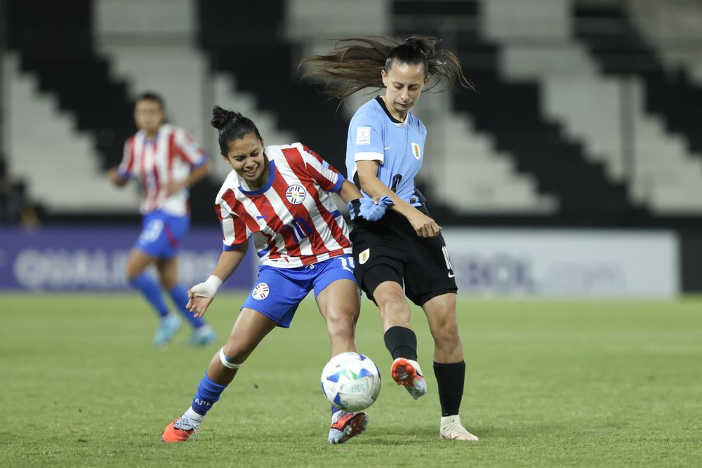 Fátima Acosta de Paraguay disputa el balón con Belén Aquino de Uruguay por la Liga de Naciones Femenina&nbsp;