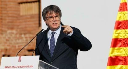 Puigdemont burla a los Mossos y se esfuma tras encabezar un acto independentista en el Arco de Triunfo de Barcelona