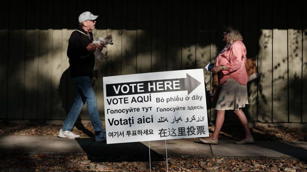 En las elecciones es habitual ver carteles en diferentes idiomas en las ciudades de Estados Unidos que señalan dónde votar.