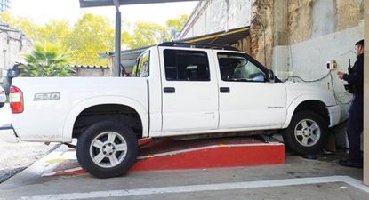 inspector de transito de 28 anos quedo en cti tras ser atropellado por una camioneta en paysandu