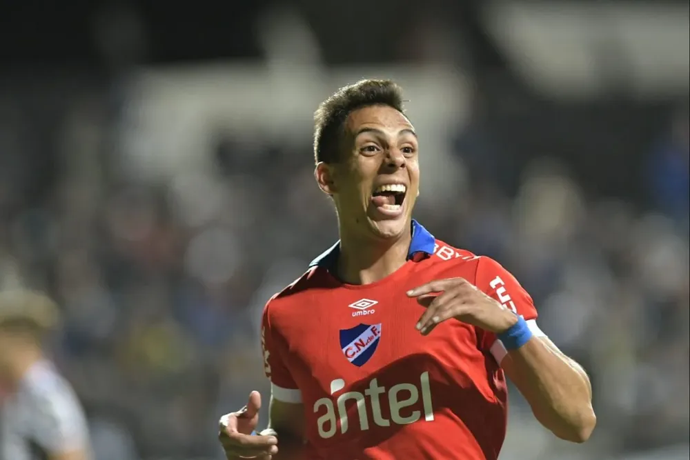 Alex Castro festeja su gol