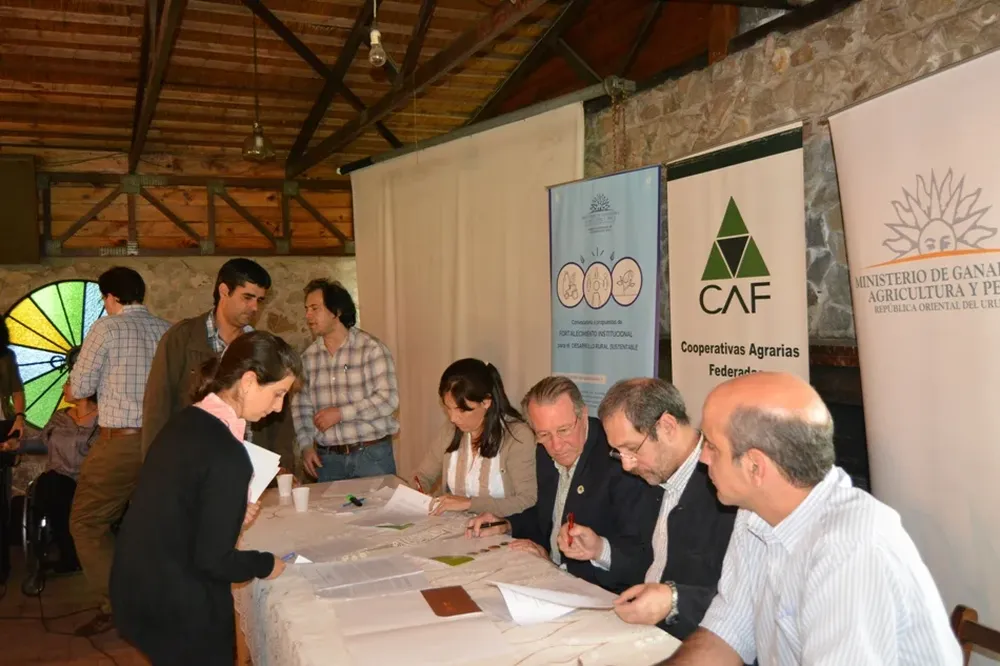 Autoridades de la Dirección General de Desarrollo Rural y de CAF en la firma de los convenios